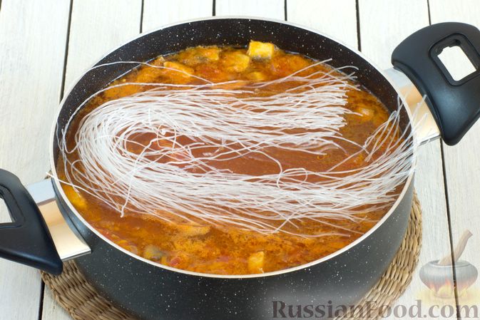 Фото приготовления рецепта: Густой суп с фунчозой и шапиньонами - шаг №10