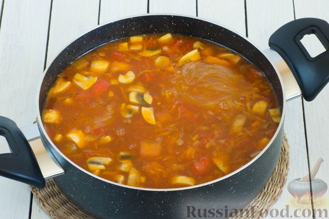 Фото приготовления рецепта: Густой суп с фунчозой и шапиньонами - шаг №11