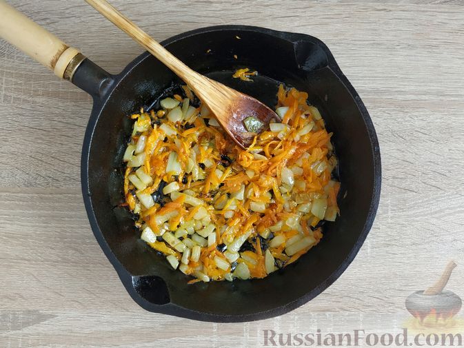 Фото приготовления рецепта: "Лапша" из кабачков с луком, морковью и яйцами - шаг №3