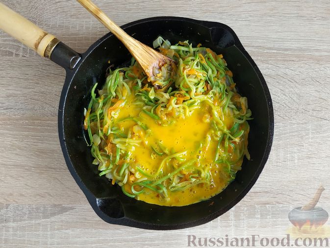 Фото приготовления рецепта: "Лапша" из кабачков с луком, морковью и яйцами - шаг №8