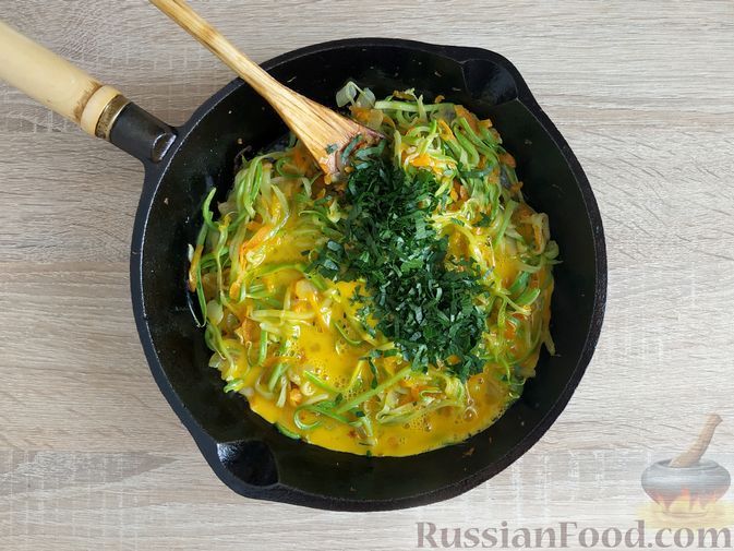 Фото приготовления рецепта: "Лапша" из кабачков с луком, морковью и яйцами - шаг №10