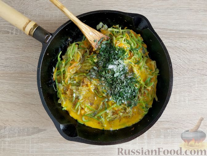 Фото приготовления рецепта: "Лапша" из кабачков с луком, морковью и яйцами - шаг №11