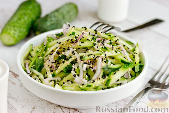 Фото к рецепту: Салат из огурцов с красным луком и кунжутом