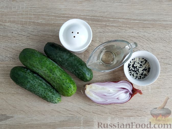 Фото приготовления рецепта: Салат из огурцов с красным луком и кунжутом - шаг №1