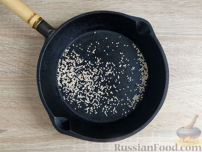 Фото приготовления рецепта: Салат из огурцов с красным луком и кунжутом - шаг №8