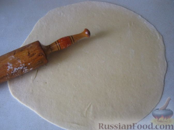 Фото приготовления рецепта: Домашний хлеб, запечённый с пряным маслом, сыром и зеленью - шаг №9