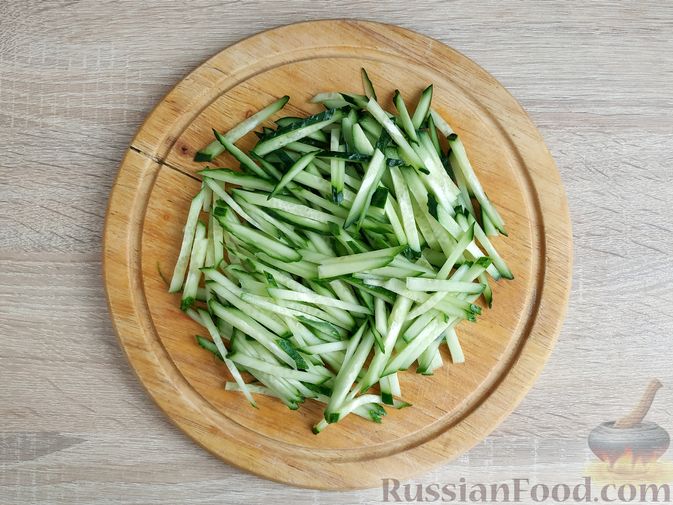 Фото приготовления рецепта: Салат из огурцов с красным луком и кунжутом - шаг №2