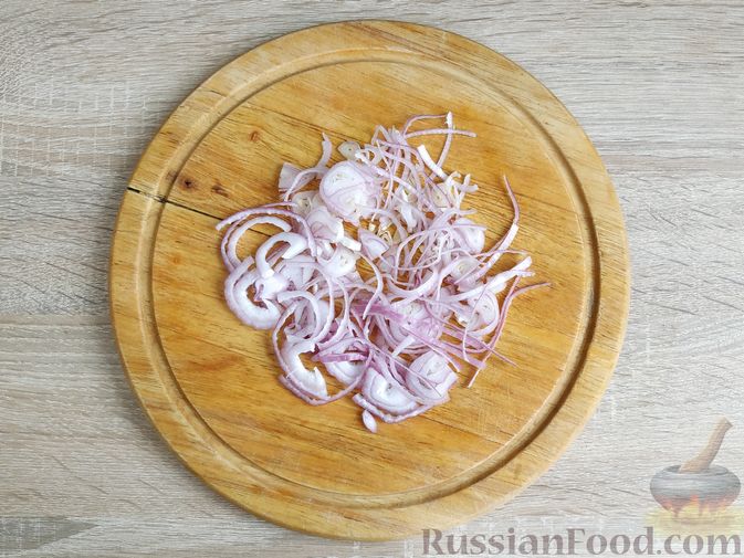 Фото приготовления рецепта: Салат из огурцов с красным луком и кунжутом - шаг №4
