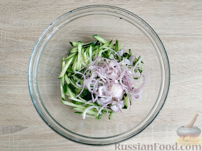 Фото приготовления рецепта: Салат из огурцов с красным луком и кунжутом - шаг №5