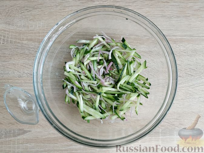Фото приготовления рецепта: Салат из огурцов с красным луком и кунжутом - шаг №6