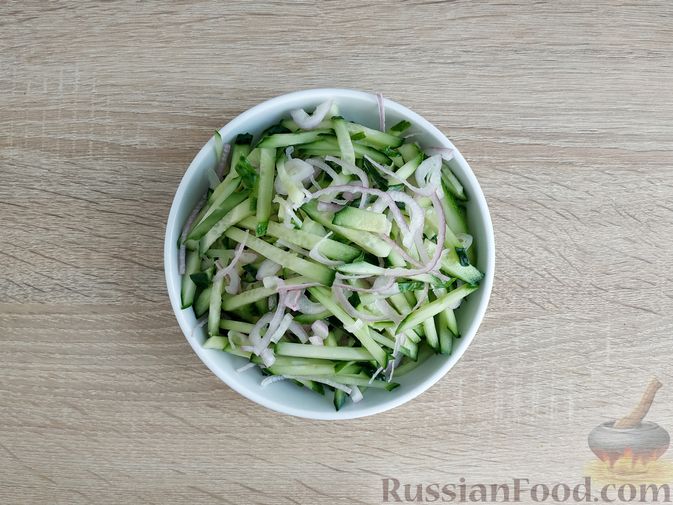Фото приготовления рецепта: Салат из огурцов с красным луком и кунжутом - шаг №7