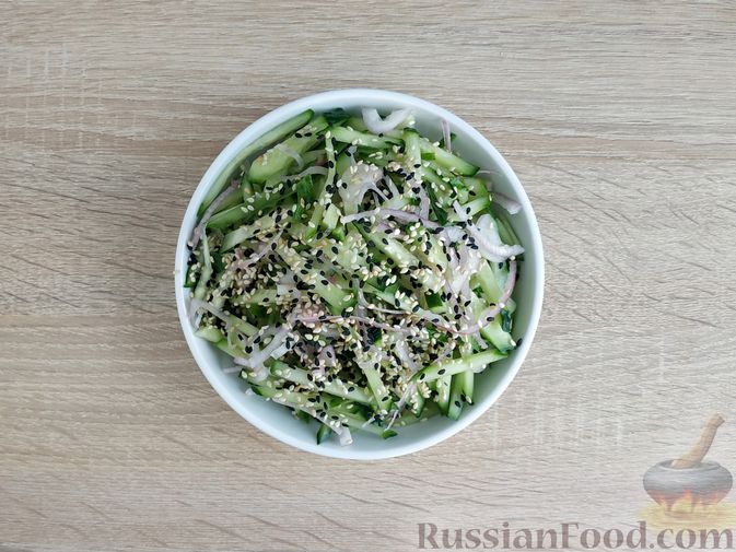 Фото приготовления рецепта: Салат из огурцов с красным луком и кунжутом - шаг №9