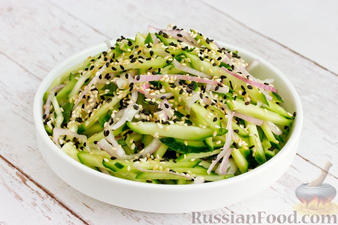 Фото приготовления рецепта: Салат из огурцов с красным луком и кунжутом - шаг №10