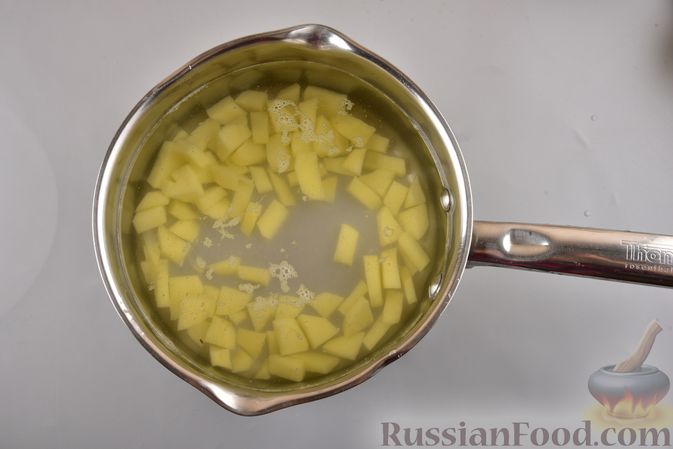 Фото приготовления рецепта: Суп с фрикадельками и фунчозой - шаг №7