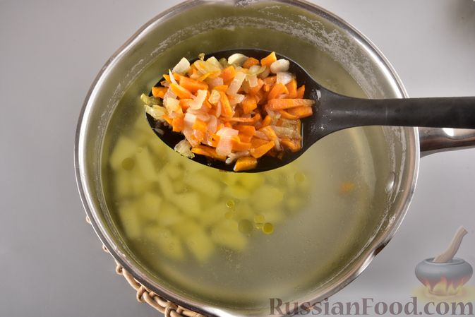 Фото приготовления рецепта: Суп с фрикадельками и фунчозой - шаг №10