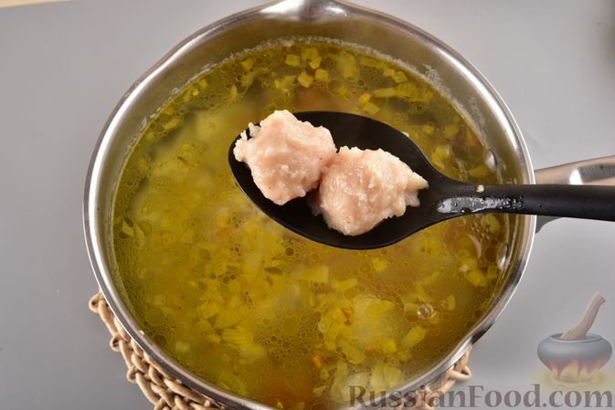 Фото приготовления рецепта: Суп с фрикадельками и фунчозой - шаг №11