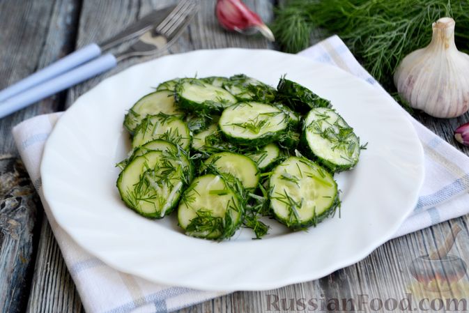 Фото к рецепту: Салат с огурцами, чесноком и зеленью