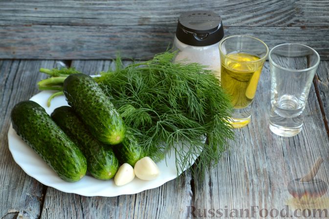 Фото приготовления рецепта: Салат с огурцами, чесноком и зеленью - шаг №1