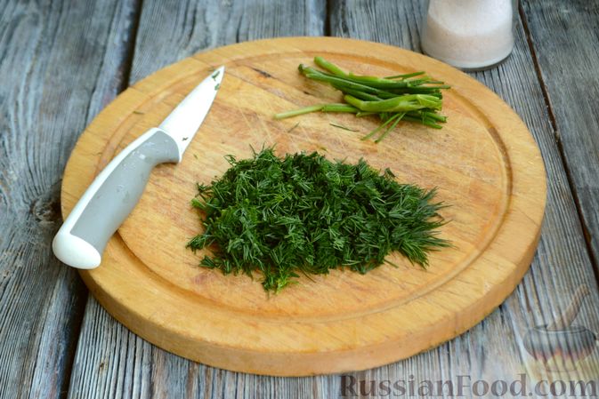 Фото приготовления рецепта: Салат с огурцами, чесноком и зеленью - шаг №2