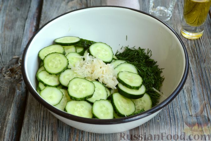 Фото приготовления рецепта: Салат с огурцами, чесноком и зеленью - шаг №5