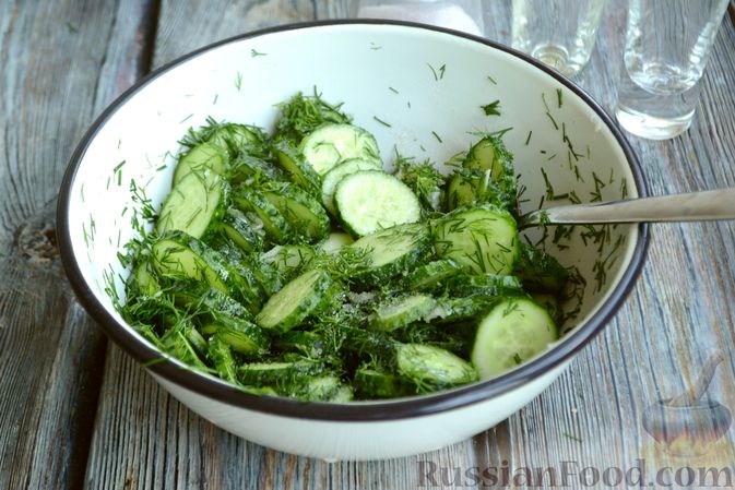 Фото приготовления рецепта: Салат с огурцами, чесноком и зеленью - шаг №6