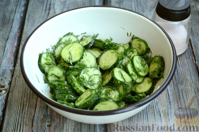 Фото приготовления рецепта: Салат с огурцами, чесноком и зеленью - шаг №7