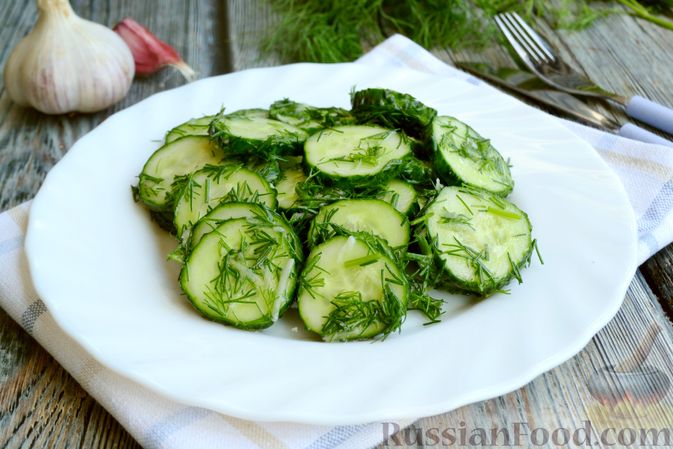 Фото приготовления рецепта: Салат с огурцами, чесноком и зеленью - шаг №8