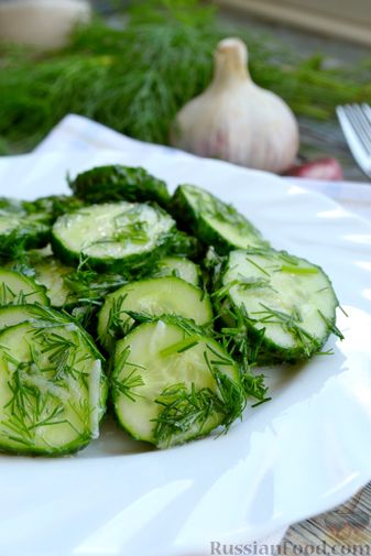 Фото приготовления рецепта: Салат с огурцами, чесноком и зеленью - шаг №9