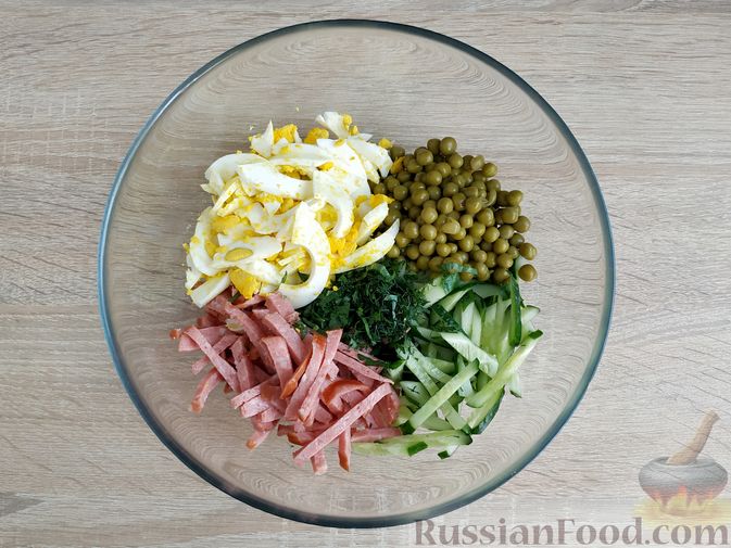 Фото приготовления рецепта: Салат с колбасой, огурцами, консервированным зелёным горошком и яйцами - шаг №7