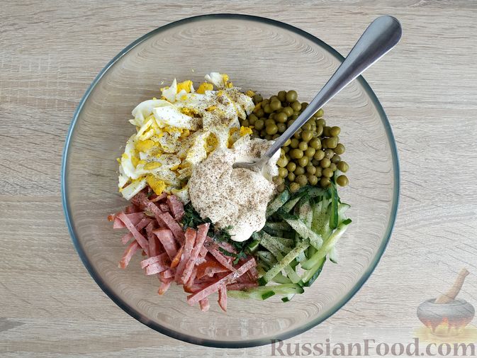 Фото приготовления рецепта: Салат с колбасой, огурцами, консервированным зелёным горошком и яйцами - шаг №8