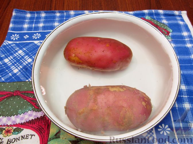 Фото приготовления рецепта: Холодник на кефире, со свёклой и колбасой - шаг №2