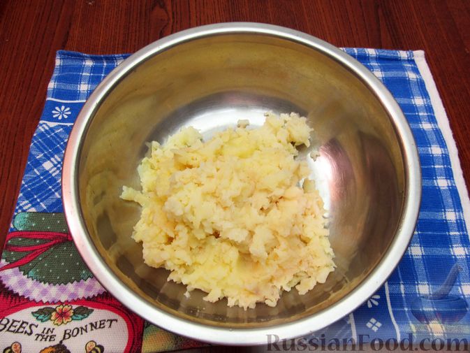 Фото приготовления рецепта: Холодник на кефире, со свёклой и колбасой - шаг №5