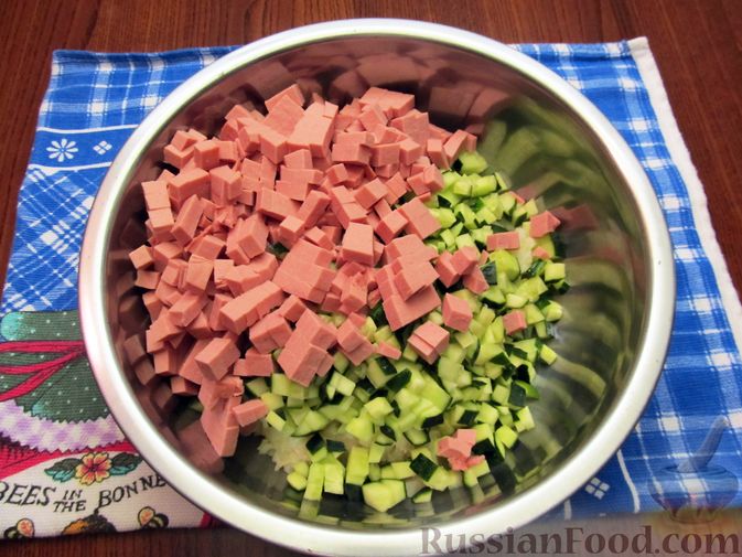 Фото приготовления рецепта: Холодник на кефире, со свёклой и колбасой - шаг №7