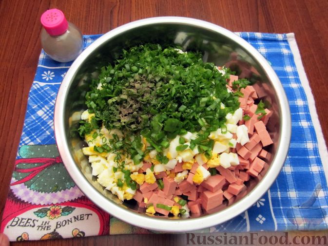 Фото приготовления рецепта: Холодник на кефире, со свёклой и колбасой - шаг №10
