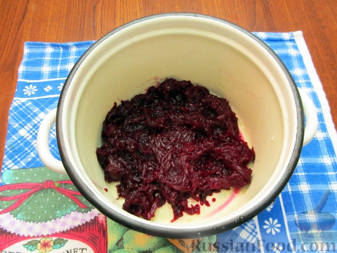 Фото приготовления рецепта: Холодник на кефире, со свёклой и колбасой - шаг №12