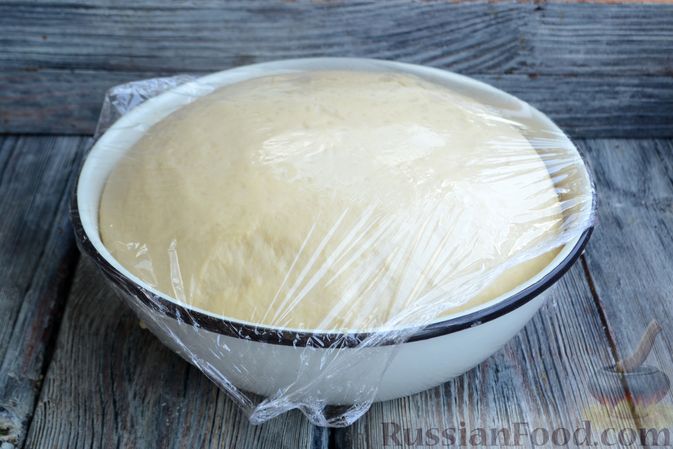 Фото приготовления рецепта: Дрожжевые пирожки с вишней - шаг №9