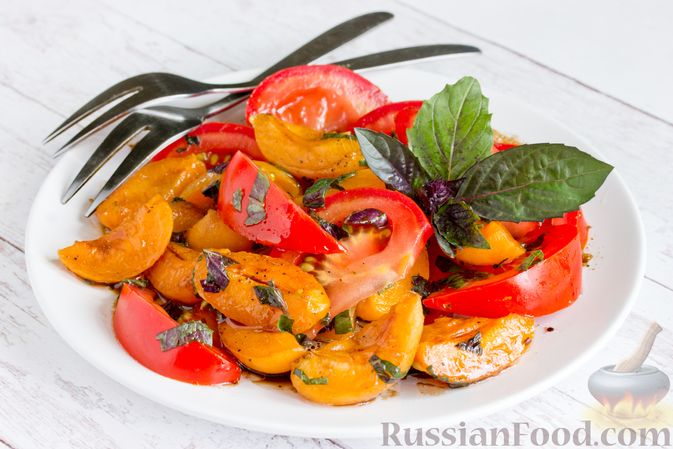 Фото к рецепту: Салат с помидорами, абрикосами и базиликом