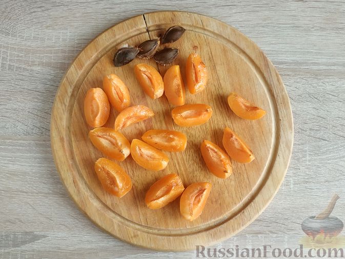 Фото приготовления рецепта: Салат с помидорами, абрикосами и базиликом - шаг №3