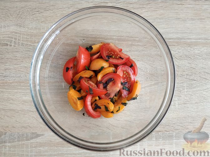 Фото приготовления рецепта: Салат с помидорами, абрикосами и базиликом - шаг №5