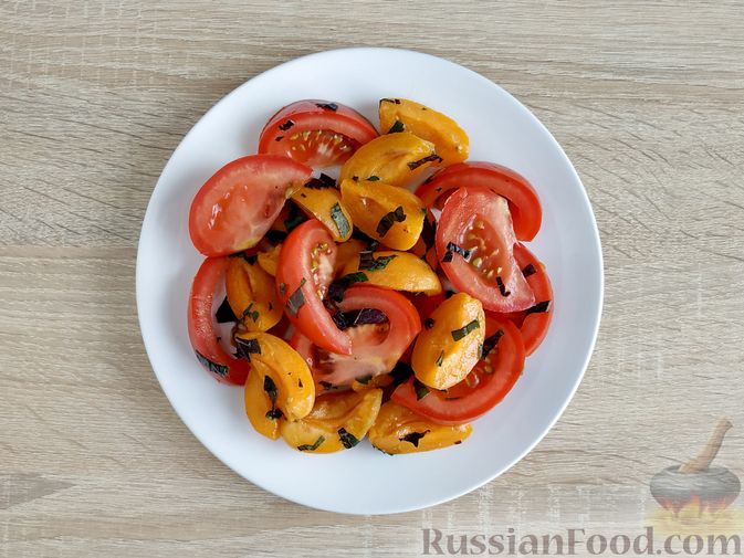 Фото приготовления рецепта: Салат с помидорами, абрикосами и базиликом - шаг №6