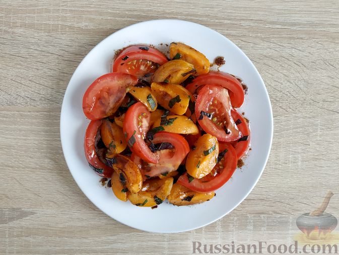 Фото приготовления рецепта: Салат с помидорами, абрикосами и базиликом - шаг №8