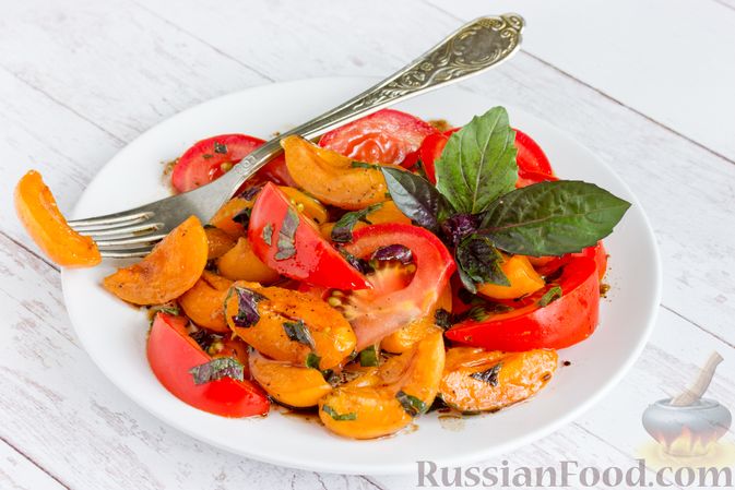 Фото приготовления рецепта: Салат с помидорами, абрикосами и базиликом - шаг №9