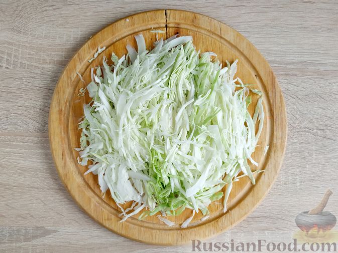 Фото приготовления рецепта: Салат с капустой, огурцами, колбасой и болгарским перцем - шаг №4