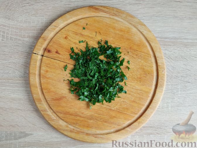 Фото приготовления рецепта: Салат с капустой, огурцами, колбасой и болгарским перцем - шаг №6