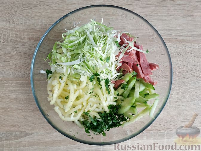 Фото приготовления рецепта: Салат с капустой, огурцами, колбасой и болгарским перцем - шаг №7