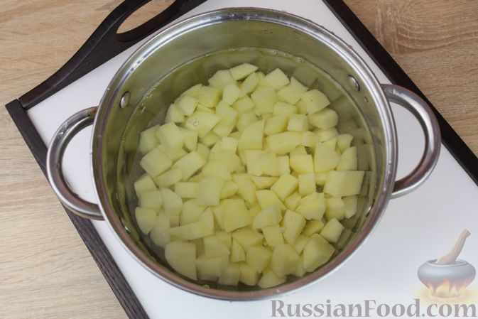Фото приготовления рецепта: Зелёный борщ с мясными фрикадельками, сладким перцем и томатной пастой - шаг №13