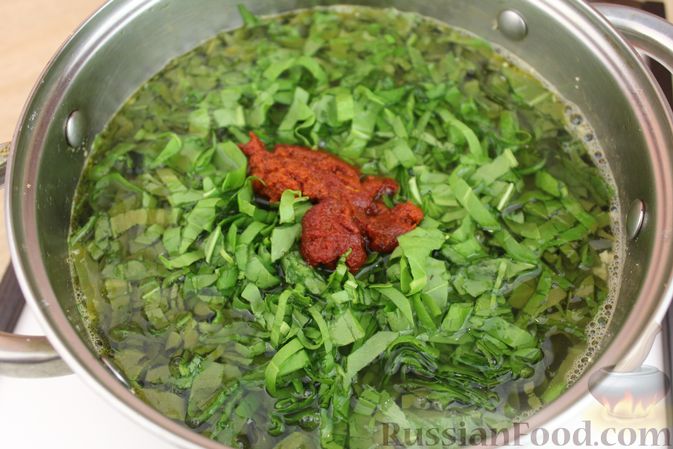 Фото приготовления рецепта: Зелёный борщ с мясными фрикадельками, сладким перцем и томатной пастой - шаг №18