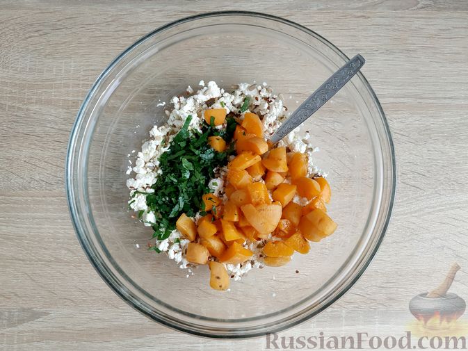Фото приготовления рецепта: Салат с творогом, абрикосами, льном и семечками подсолнуха - шаг №7