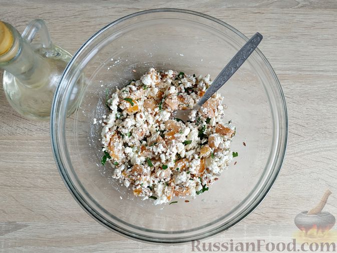 Фото приготовления рецепта: Салат с творогом, абрикосами, льном и семечками подсолнуха - шаг №8
