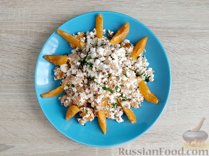 Фото приготовления рецепта: Салат с творогом, абрикосами, льном и семечками подсолнуха - шаг №10